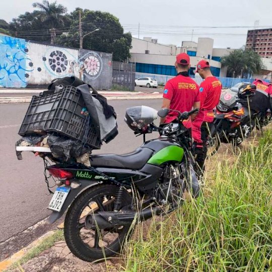 Motoentregador fica em estado grave ao atropelar morador de rua na Zahran