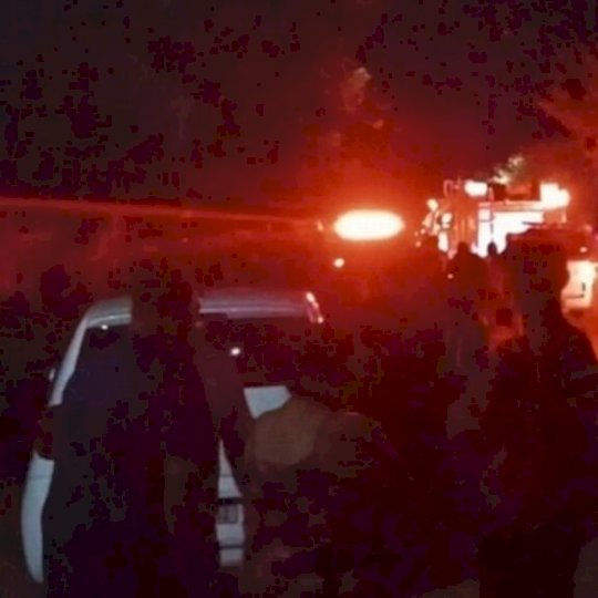 Criança morre intoxicada ao buscar abrigo entre sofá e parede da sala