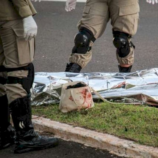 Gar&ccedil;onete morre ao bater motocicleta em poste de ilumina&ccedil;&atilde;o de ciclovia