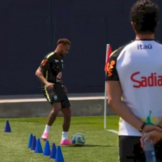 Copa: Neymar participa de treino com grupo e bola nesta quarta