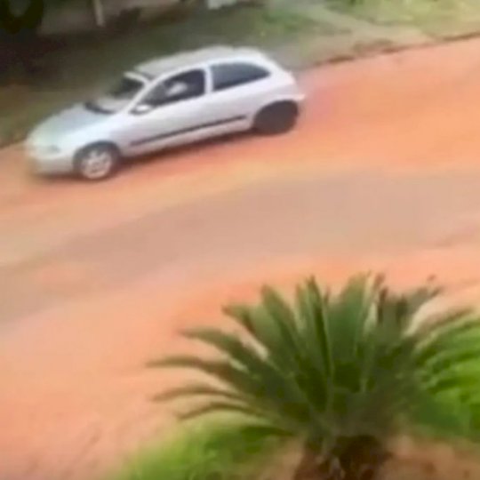 Dupla é presa após roubar e tentar arrastar mulher para dentro de carro