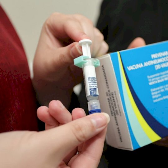 Prefeitura alerta para baixa procura pela vacina Pneumo 20 em meio ao aumento de casos respiratórios