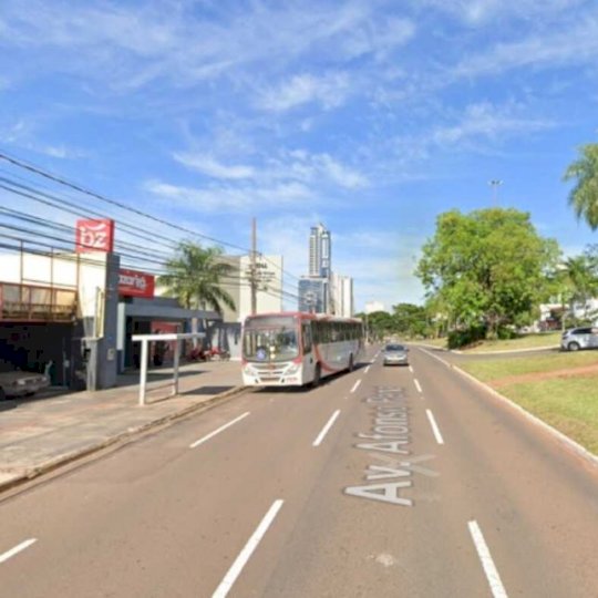 Motociclista é flagrado cortando giro em estacionamento da Afonso Pena e foge da PM na contramão