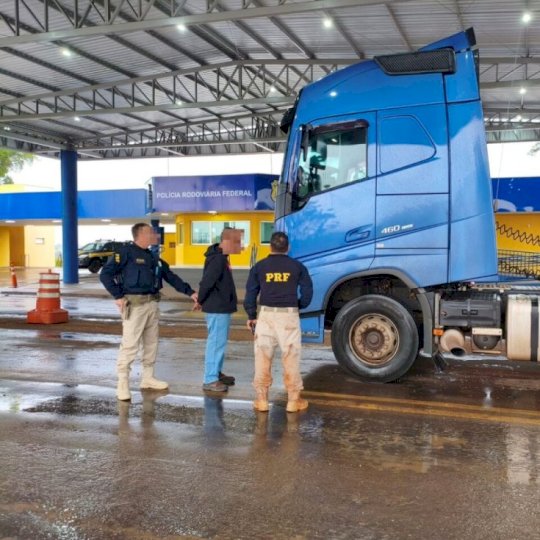 Após roubo e sequestro de motorista, carreta é recuperada e homem preso em MS