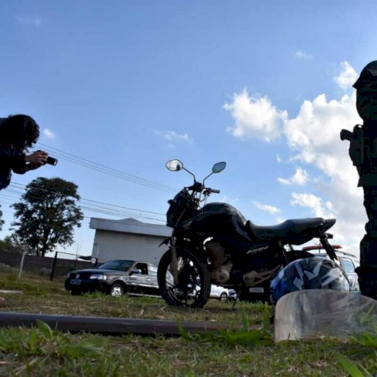 Motociclista sofre ferimentos graves ao atingir carro em local semaforizado