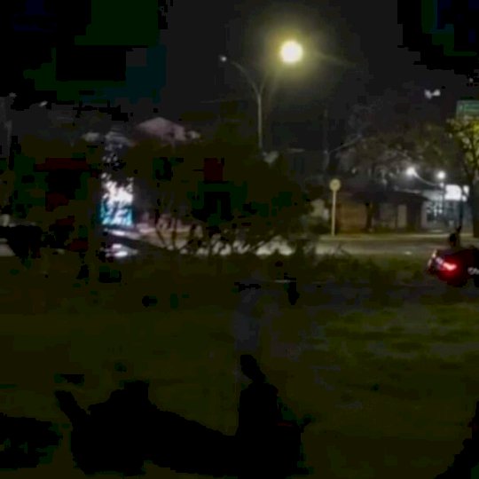 Motorista perde controle de BMW e quase cai em córrego do Parque das Nações Indígenas (vídeo)