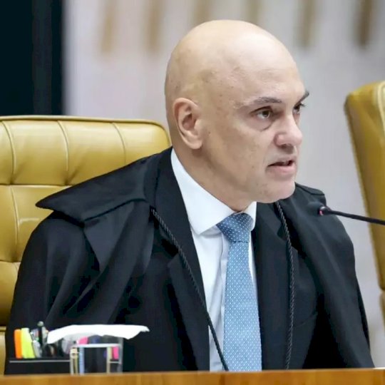 Por ordem de Moraes, PF faz busca por armas na casa de Bolsonaro