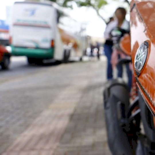 Mulher tenta impedir abordagem do irmão, xinga policiais e acaba detida