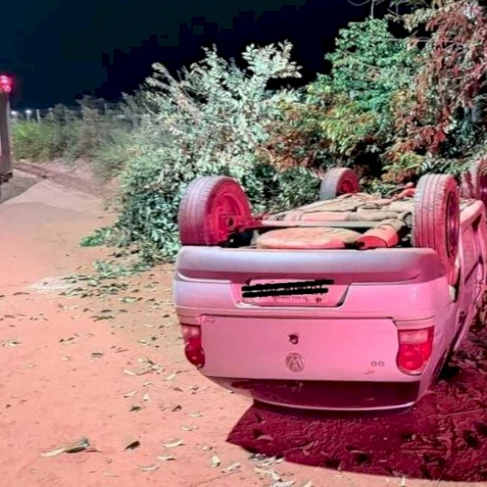 Carro com cinco pessoas bate em árvore e capota em Nova Andradina