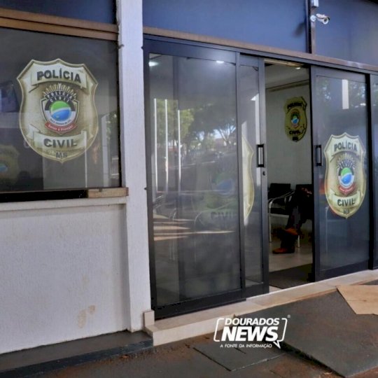 Ladrão volta para a cadeia após ser flagrado furtando bolacha e bombom em mercado