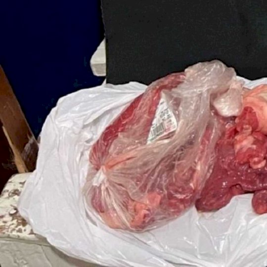 Homem esconde carne na calça e ameaça funcionários