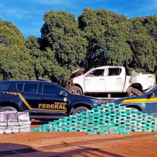 Caminhonete carregada com 270 quilos de droga capota na BR-419