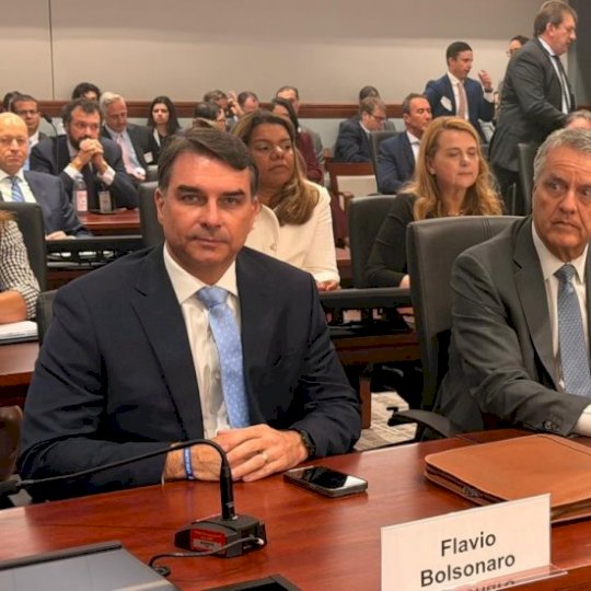 Flávio critica STF e ataca governo Lula durante audiência sobre tarifas de Trump nos EUA