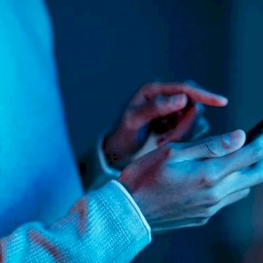 Jovem é ameaçada de ter vídeos íntimos vazados após chantagem pelo WhatsApp no MS