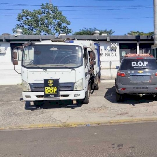 DOF recupera caminhão de lixo roubado em Anastácio e prende três envolvidos