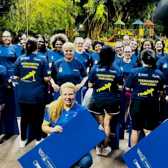 Prefeitura entrega materiais esportivos para participantes do projeto "Esporte que Cuida"