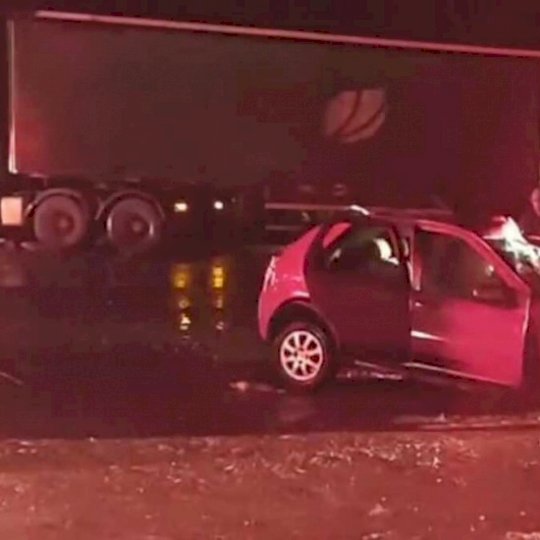 Batida entre carro e carreta deixa três mortos na BR-158 em Três Lagoas