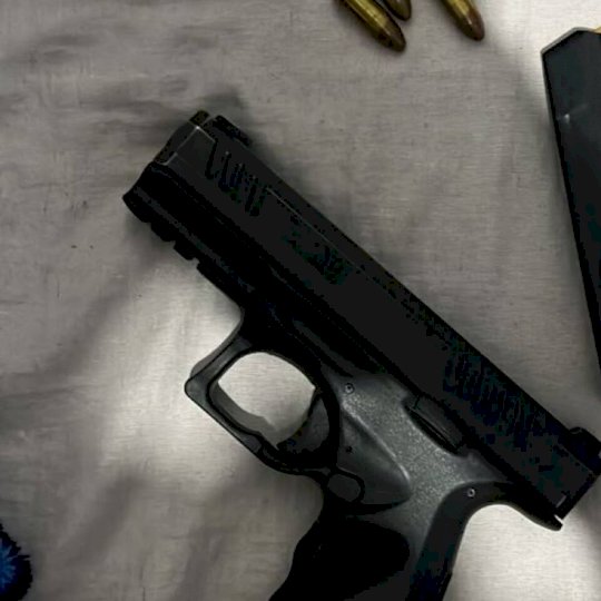 Mulher é presa com pistola e 11 munições durante operação