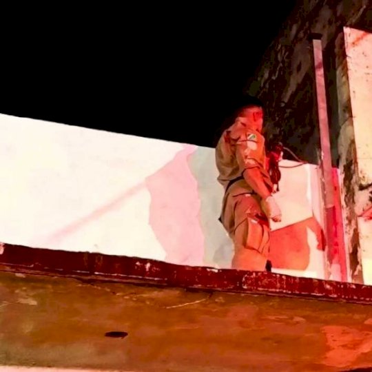Homem despenca de telhado e fica preso entre muro e construção de edifício em Corumbá