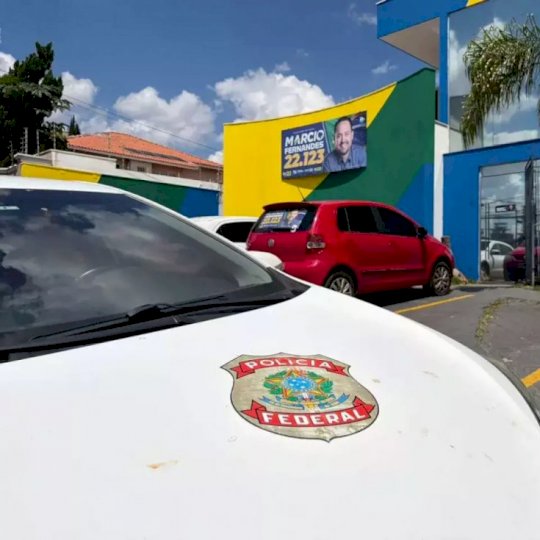 PF faz operação em comitê de candidato à reeleição e apreende grande quantia em dinheiro