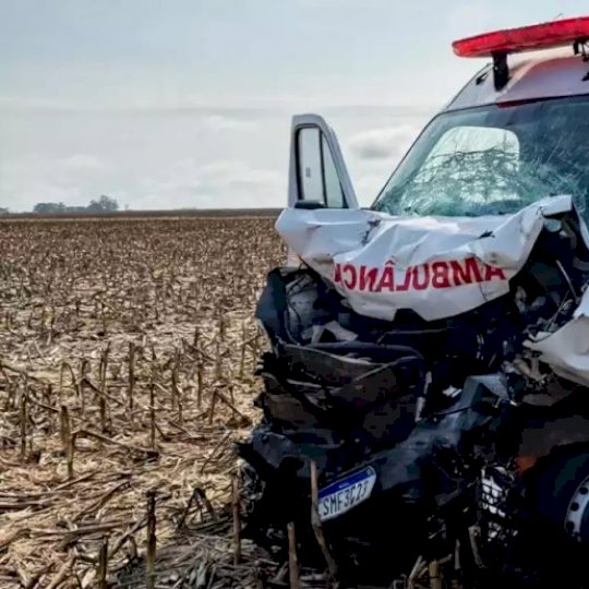 Paciente morre após ambulância de transporte de saúde bater em carreta na BR-060 de MS