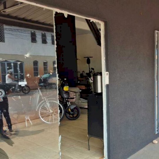 Ladrões arrombam loja com pedras e levam motos elétricas no Aero Rancho