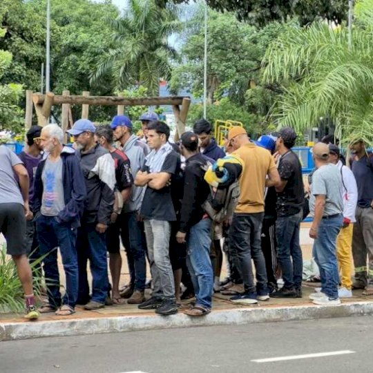 Voluntários entregam marmitas para pessoas em situação de rua na Praça do Rádio