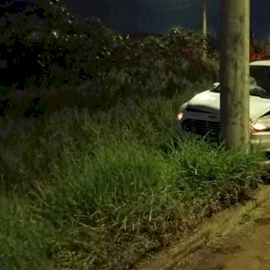 Motorista bate carro em poste na Rua Leão Zardo