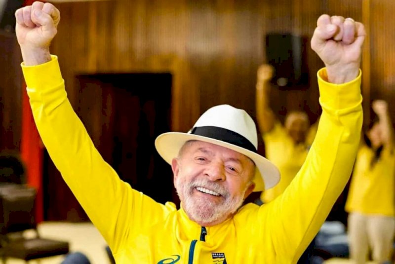 Lula celebra vitória com 'parabéns à Seleção' e Flávio diz que '22 salvou o Brasil'