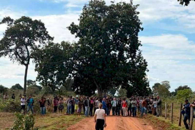 Ind&iacute;genas bloqueiam estrada durante reuni&atilde;o com Funai em Sidrol&acirc;ndia