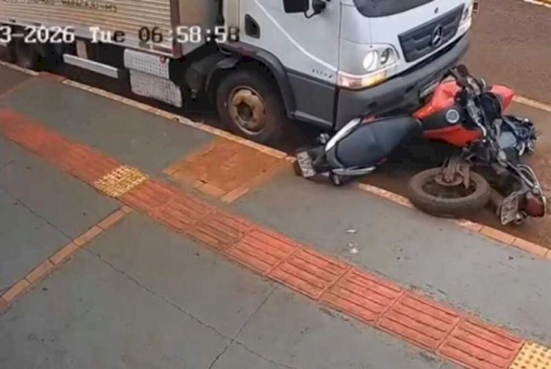 Câmeras registram caminhão de frigorífico arrastando motos estacionadas em Rio Brilhante