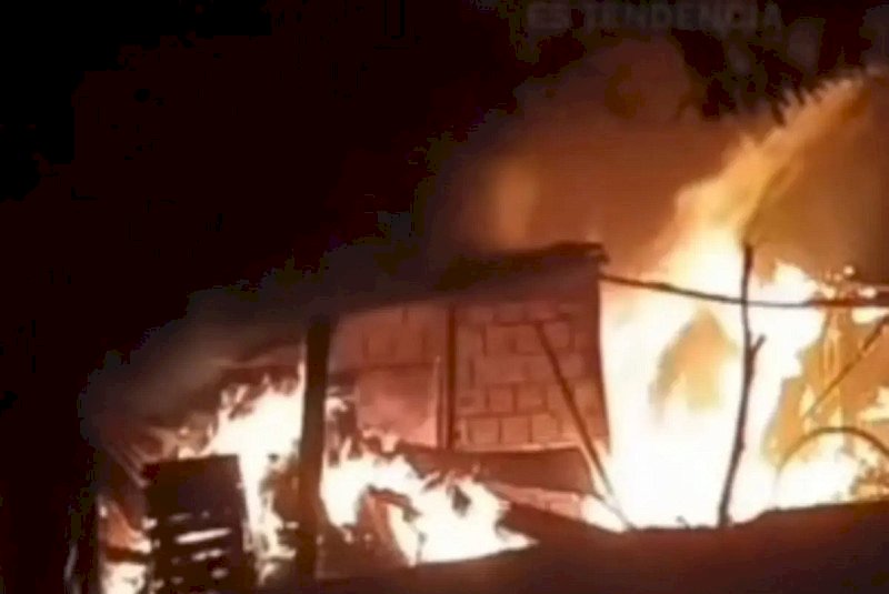 Homem sofre queimaduras graves após incêndio destruir casa