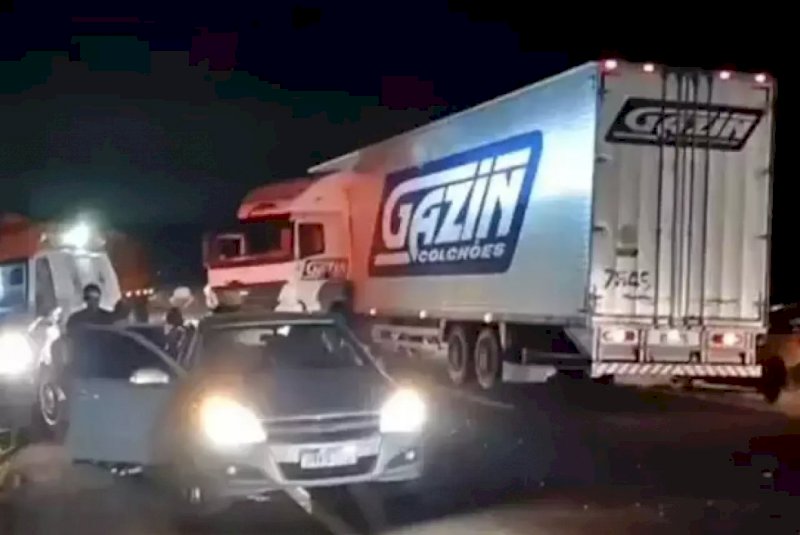 Colisão entre ambulância, carreta e carro deixa 12 feridos na BR-163