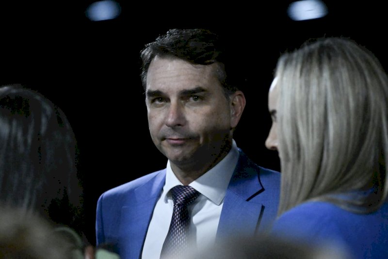 Flávio Bolsonaro perde apoio entre evangélicos e jovens na Quaest