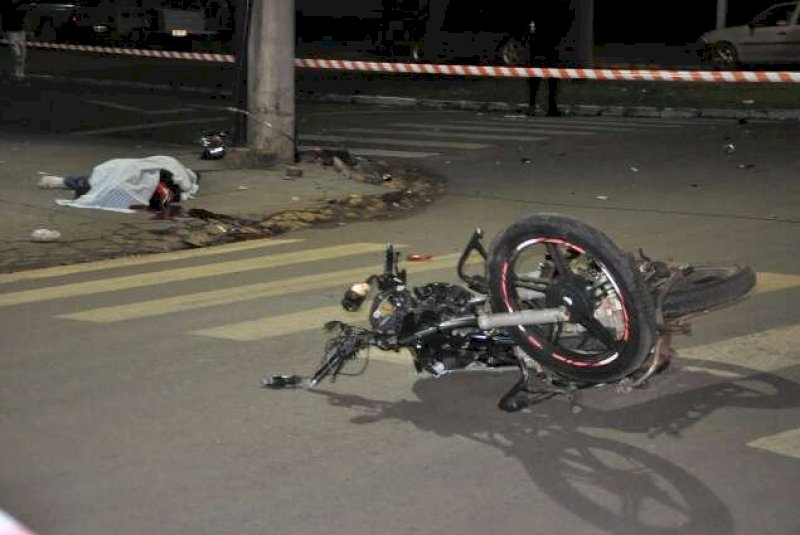 Jovem perde a vida em grave acidente entre moto e carro em rotatória