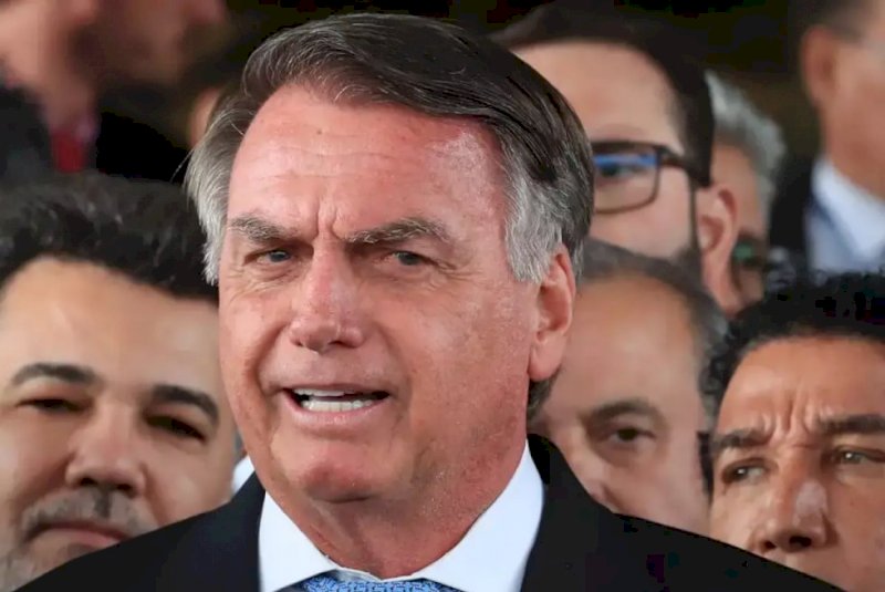 Bolsonaro afirma que “não houve intenção de violar a lei” ao falar sobre arma