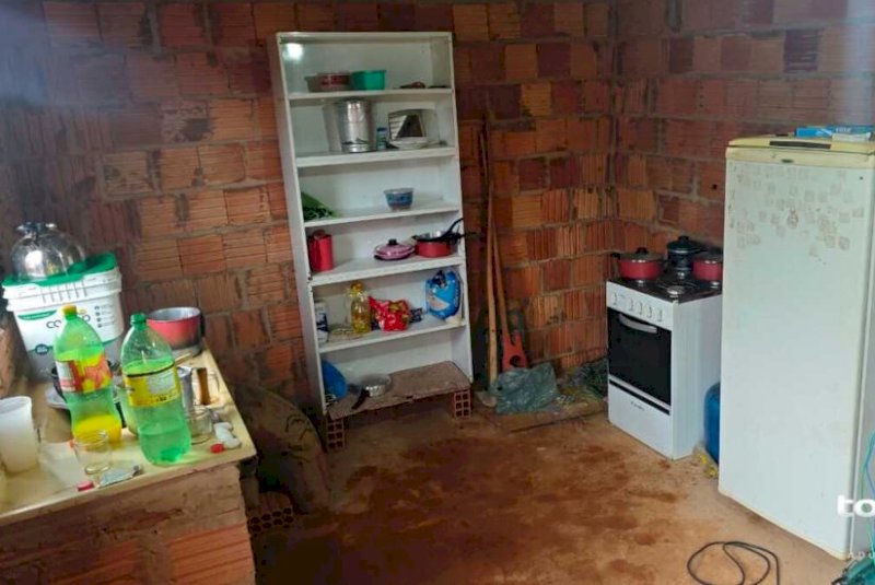 Idosa é resgatada sem comida em casa suja no MS