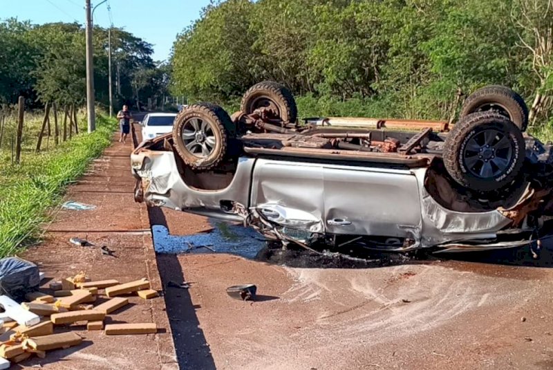 Dourados: Motorista tenta fuga e capota caminhonete carregada com maconha na Via Parque