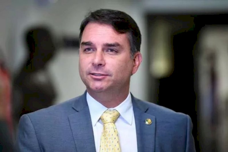 Flávio inicia lives estilo Jair Bolsonaro para campanha