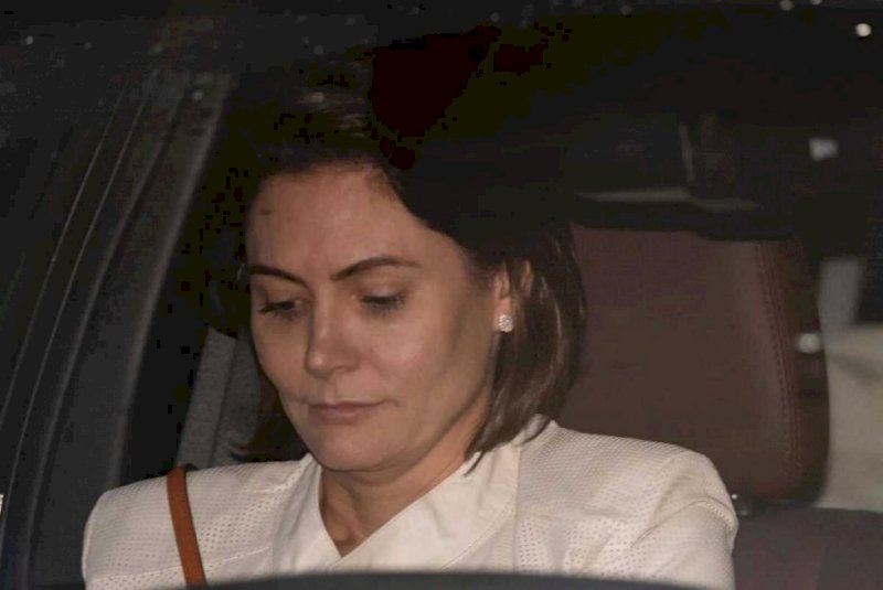 Michelle sinaliza que sabe de algo comprometedor sobre Flávio