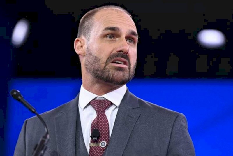 PF decide demitir Eduardo Bolsonaro por abandono de cargo