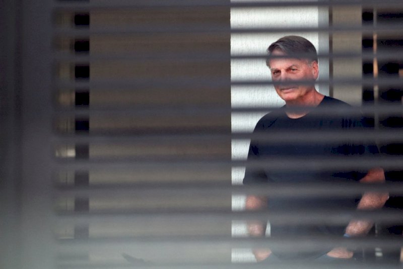 Bolsonaro: Moraes mantém prisão domiciliar e veta visitas até eleições