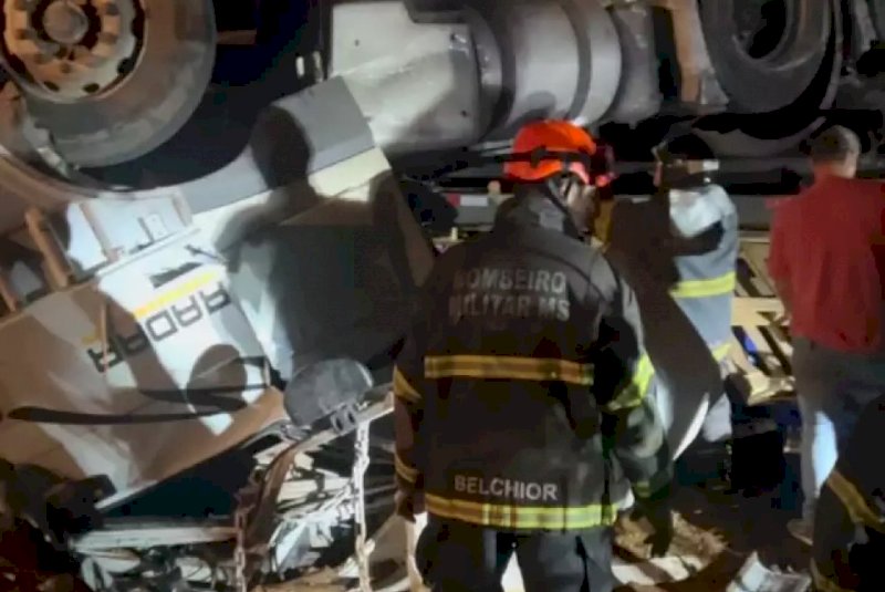 Motorista morre e 3 ficam feridos após carreta de cerveja capotar
