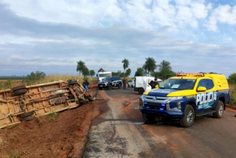 Mulher morre e marido fica gravemente ferido em acidente entre carro e caminhão na MS-295