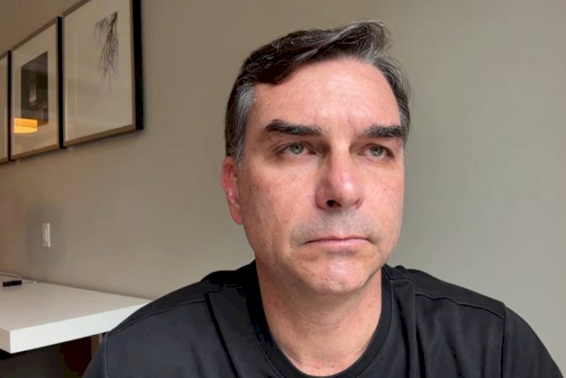 Flávio Bolsonaro vê 'cortina de fumaça' em buscas da PF na casa do pai