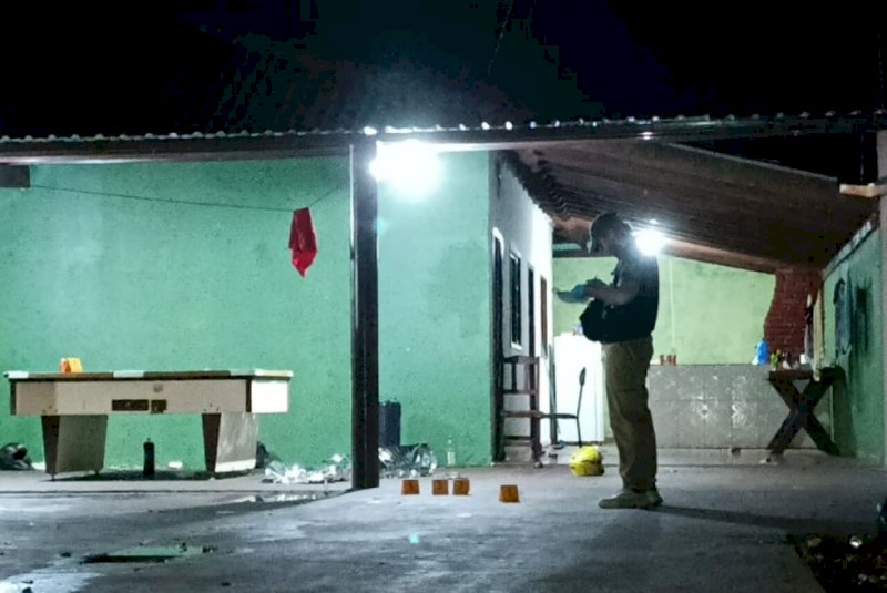 Dupla chega em festa atirando e atentado deixa um morto e dois feridos em Dourados