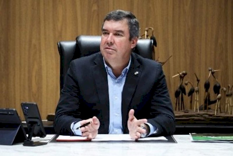 Governador Riedel confirma participação em dois debates no primeiro turno