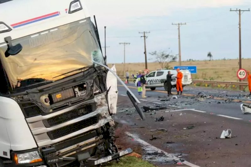 Motorista morr3 após carro bater em carreta e pegar fogo na BR-163