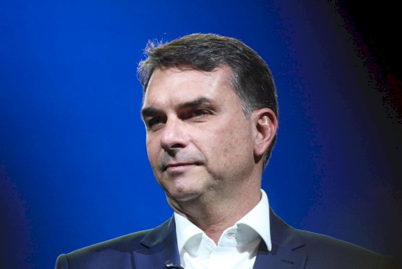 Em jantar com banqueiros, Flávio promete blindar economia do Centrão e “resolver STF”