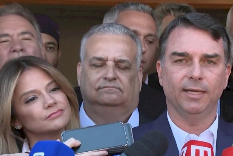 Antes de se encontrarem em gravação, Flávio Bolsonaro elogia Michelle e diz que ela terá acesso direto à Presidência